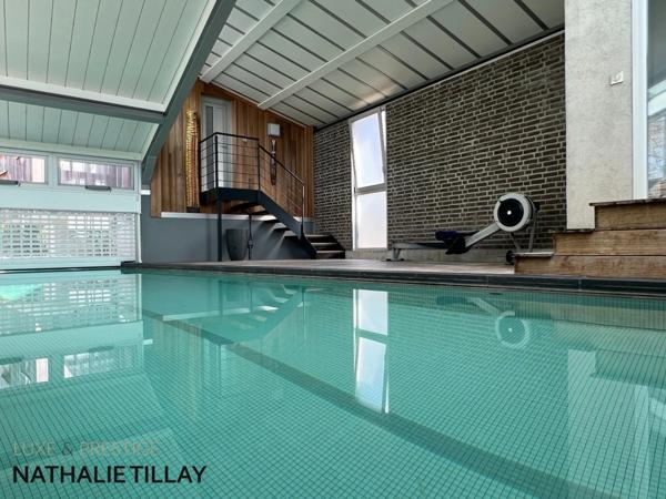 Orléans face Loire, vue exceptionnelle, Maison d'architecte 330 m²: 231 m² habitables, et piscine intérieure 90 m² in et out sur jardin