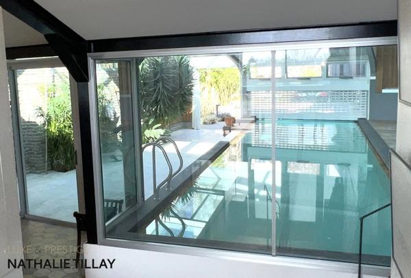 Orléans face Loire, vue exceptionnelle, Maison d'architecte 330 m²: 231 m² habitables, et piscine intérieure 90 m² in et out sur jardin