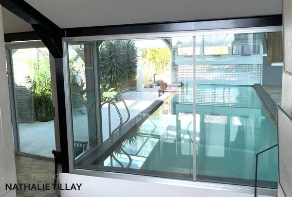 Orléans face Loire, vue exceptionnelle, Maison d'architecte 330 m²: 231 m² habitables, et piscine intérieure 90 m² in et out sur jardin