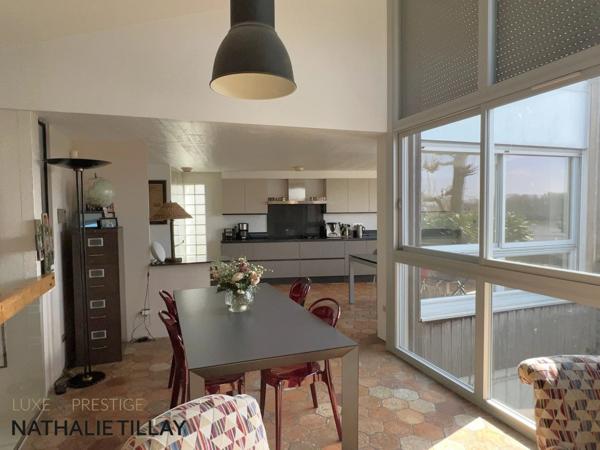 Orléans face Loire, vue exceptionnelle, Maison d'architecte 330 m²: 231 m² habitables, et piscine intérieure 90 m² in et out sur jardin