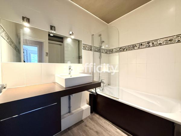 Maison
         7 pièces
        - 150 m² Exclusivité 600 000 € *