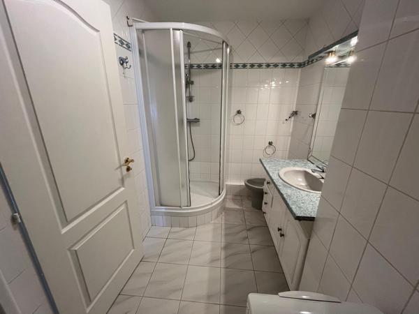 Appartement
         3 pièces
        - 90 m² Bien prestige 680 000 € *