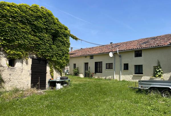 Maison de village avec dépendances et terrain près de Matha