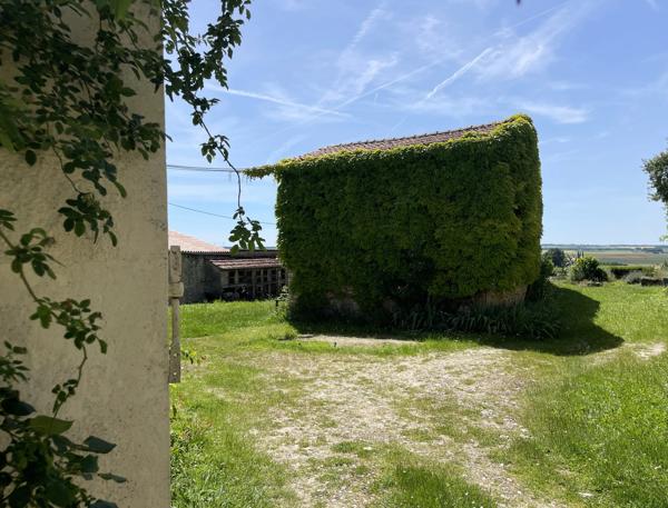 Maison de village avec dépendances et terrain près de Matha