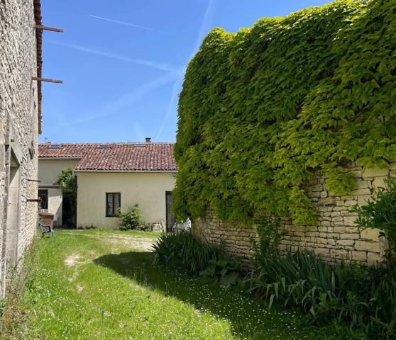 Maison de village avec dépendances et terrain près de Matha