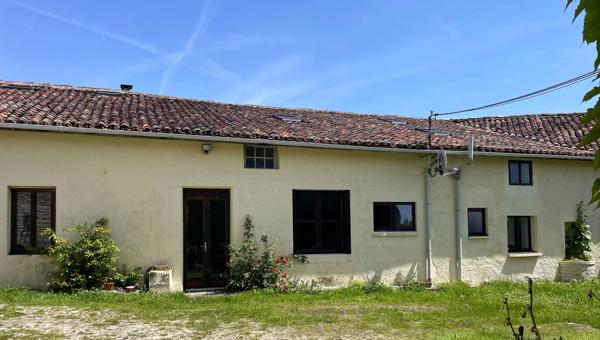 Maison de village avec dépendances et terrain près de Matha