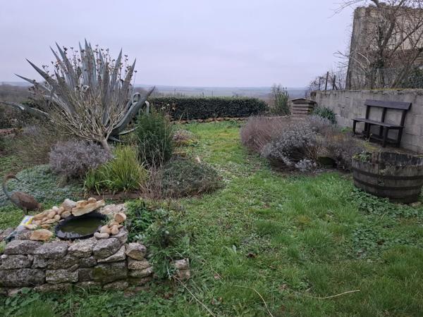 Maison de village avec dépendances et terrain près de Matha
