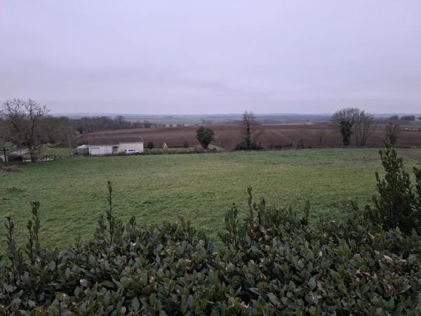 Maison de village avec dépendances et terrain près de Matha