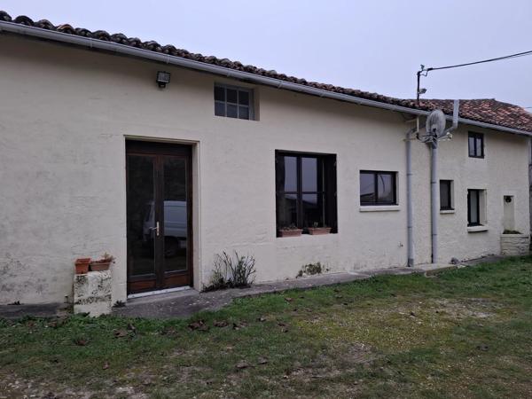 Maison de village avec dépendances et terrain près de Matha