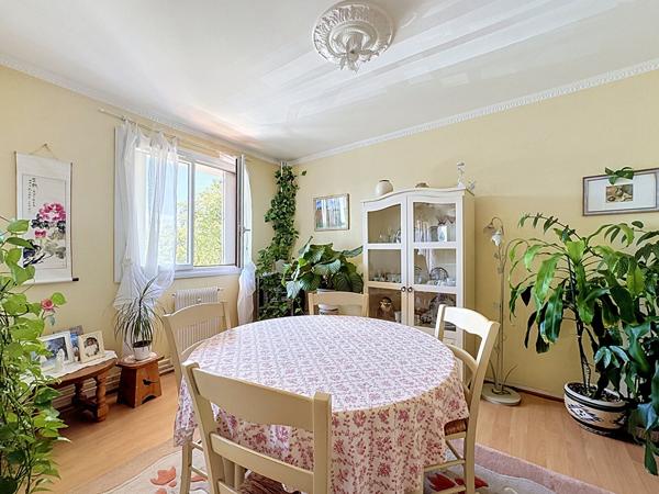 ST-CYR-SUR-LOIRE - QUARTIER DE LA MÉSANGERIE - T4 avec 2 chambres -  STATIONNEMENT - BALCON - CAVE