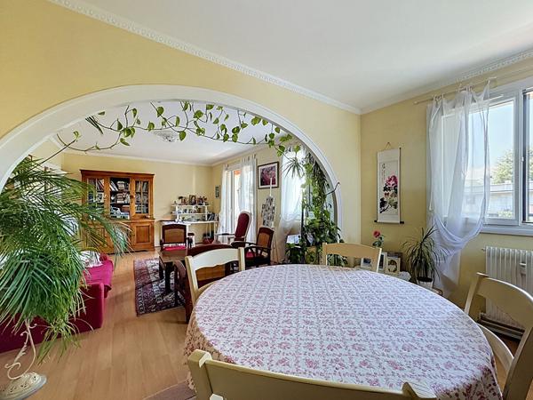 ST-CYR-SUR-LOIRE - QUARTIER DE LA MÉSANGERIE - T4 avec 2 chambres -  STATIONNEMENT - BALCON - CAVE