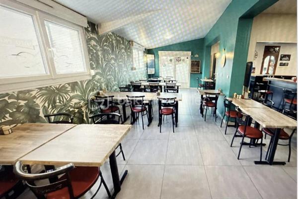 À seulement quelques minutes de Saint-Quentin, au cœur d’un village dynamique, découvrez cette belle opportunité d’acquérir les murs commerciaux et le fonds de commerce d’un bar-brasserie parfaitement entretenu.

Situé en centre de village sur un axe passant, à proximité immédiate d’une importante zone artisanale et d’un centre de formation accueillant de nombreuses personnes tout au long de l’année, cet établissement bénéficie d’un emplacement stratégique et d’un fort potentiel de développement.

L’établissement est actuellement exploité uniquement le midi, avec une fermeture le samedi et le dimanche, laissant de nombreuses possibilités de progression du chiffre d’affaires.

La partie commerciale comprend :

* Une salle de restauration chaleureuse de 28 places assises.
* Un espace bar entièrement équipé.
* Une cuisine professionnelle avec matériel récent et en grande partie neuf.
* Une terrasse.
* Des réserves et espaces de stockage.
* Une activité FDJ.

Le bien dispose également de 21 panneaux solaires permettant de réduire les coûts énergétiques de l’exploitation.

Face à l’établissement, un très grand parking gratuit facilite le stationnement de la clientèle.

L’ensemble comprend également un logement de fonction idéal pour une exploitation familiale, composé de :

* Une grande pièce de vie d’environ 27 m².
* Une cuisine.
* Trois chambres.
* Une salle d’eau.
* Des espaces de rangement.

Les atouts :

* Vente des murs et du fonds de commerce.
* Établissement clé en main.
* Aucun investissement immédiat à prévoir.
* Matériel de cuisine récent et en grande partie neuf.
* Emplacement stratégique.
* Proximité immédiate d’une zone artisanale et d’un centre de formation.
* Très grand parking gratuit.
* Clientèle fidèle et régulière.
* Très fort potentiel de développement avec possibilité d’ouverture en soirée et le week-end, restauration à thème, événements et développement de nouveaux services.

Prix de vente : 229 900 euros FAI.

Une opportunité rare pour un couple de professionnels ou un entrepreneur souhaitant reprendre une affaire saine avec de réelles perspectives d’évolution.

Dossier complet et renseignements complémentaires sur demande.