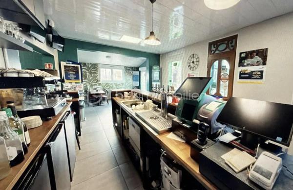 À seulement quelques minutes de Saint-Quentin, au cœur d’un village dynamique, découvrez cette belle opportunité d’acquérir les murs commerciaux et le fonds de commerce d’un bar-brasserie parfaitement entretenu.

Situé en centre de village sur un axe passant, à proximité immédiate d’une importante zone artisanale et d’un centre de formation accueillant de nombreuses personnes tout au long de l’année, cet établissement bénéficie d’un emplacement stratégique et d’un fort potentiel de développement.

L’établissement est actuellement exploité uniquement le midi, avec une fermeture le samedi et le dimanche, laissant de nombreuses possibilités de progression du chiffre d’affaires.

La partie commerciale comprend :

* Une salle de restauration chaleureuse de 28 places assises.
* Un espace bar entièrement équipé.
* Une cuisine professionnelle avec matériel récent et en grande partie neuf.
* Une terrasse.
* Des réserves et espaces de stockage.
* Une activité FDJ.

Le bien dispose également de 21 panneaux solaires permettant de réduire les coûts énergétiques de l’exploitation.

Face à l’établissement, un très grand parking gratuit facilite le stationnement de la clientèle.

L’ensemble comprend également un logement de fonction idéal pour une exploitation familiale, composé de :

* Une grande pièce de vie d’environ 27 m².
* Une cuisine.
* Trois chambres.
* Une salle d’eau.
* Des espaces de rangement.

Les atouts :

* Vente des murs et du fonds de commerce.
* Établissement clé en main.
* Aucun investissement immédiat à prévoir.
* Matériel de cuisine récent et en grande partie neuf.
* Emplacement stratégique.
* Proximité immédiate d’une zone artisanale et d’un centre de formation.
* Très grand parking gratuit.
* Clientèle fidèle et régulière.
* Très fort potentiel de développement avec possibilité d’ouverture en soirée et le week-end, restauration à thème, événements et développement de nouveaux services.

Prix de vente : 229 900 euros FAI.

Une opportunité rare pour un couple de professionnels ou un entrepreneur souhaitant reprendre une affaire saine avec de réelles perspectives d’évolution.

Dossier complet et renseignements complémentaires sur demande.