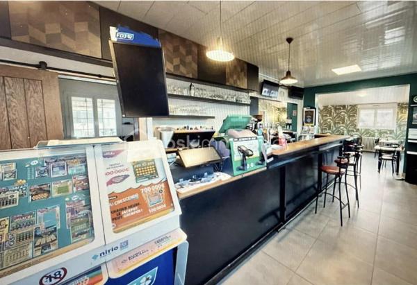 À seulement quelques minutes de Saint-Quentin, au cœur d’un village dynamique, découvrez cette belle opportunité d’acquérir les murs commerciaux et le fonds de commerce d’un bar-brasserie parfaitement entretenu.

Situé en centre de village sur un axe passant, à proximité immédiate d’une importante zone artisanale et d’un centre de formation accueillant de nombreuses personnes tout au long de l’année, cet établissement bénéficie d’un emplacement stratégique et d’un fort potentiel de développement.

L’établissement est actuellement exploité uniquement le midi, avec une fermeture le samedi et le dimanche, laissant de nombreuses possibilités de progression du chiffre d’affaires.

La partie commerciale comprend :

* Une salle de restauration chaleureuse de 28 places assises.
* Un espace bar entièrement équipé.
* Une cuisine professionnelle avec matériel récent et en grande partie neuf.
* Une terrasse.
* Des réserves et espaces de stockage.
* Une activité FDJ.

Le bien dispose également de 21 panneaux solaires permettant de réduire les coûts énergétiques de l’exploitation.

Face à l’établissement, un très grand parking gratuit facilite le stationnement de la clientèle.

L’ensemble comprend également un logement de fonction idéal pour une exploitation familiale, composé de :

* Une grande pièce de vie d’environ 27 m².
* Une cuisine.
* Trois chambres.
* Une salle d’eau.
* Des espaces de rangement.

Les atouts :

* Vente des murs et du fonds de commerce.
* Établissement clé en main.
* Aucun investissement immédiat à prévoir.
* Matériel de cuisine récent et en grande partie neuf.
* Emplacement stratégique.
* Proximité immédiate d’une zone artisanale et d’un centre de formation.
* Très grand parking gratuit.
* Clientèle fidèle et régulière.
* Très fort potentiel de développement avec possibilité d’ouverture en soirée et le week-end, restauration à thème, événements et développement de nouveaux services.

Prix de vente : 229 900 euros FAI.

Une opportunité rare pour un couple de professionnels ou un entrepreneur souhaitant reprendre une affaire saine avec de réelles perspectives d’évolution.

Dossier complet et renseignements complémentaires sur demande.