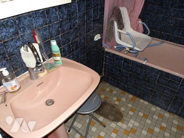 BORD-SAINT-GEORGES (23) CREUSE, A vendre plein c?ur du village une maison en pierres, élevée pa...