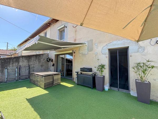 Vaste maison rénovée à proximité des écoles et commerces