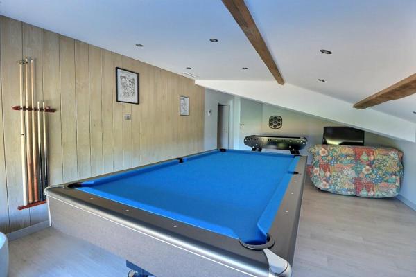 Vaste maison rénovée à proximité des écoles et commerces