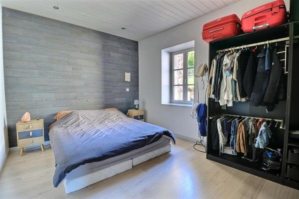 Vaste maison rénovée à proximité des écoles et commerces