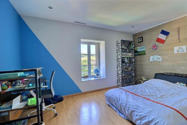 Vaste maison rénovée à proximité des écoles et commerces