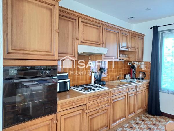 Pavillon de 84m² habitables sur sous-sol intégral, treès bien situé, au calme d'une impasse résidentielle de Saint Aubin du Cormier...