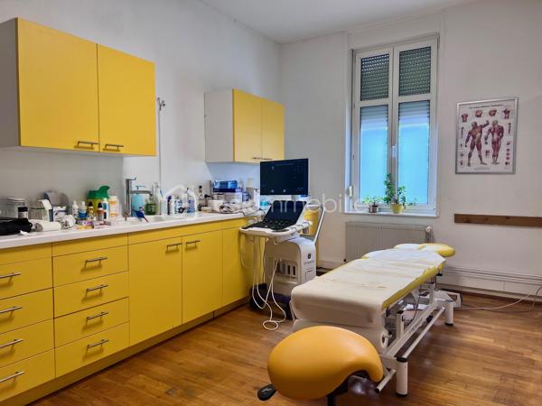 Idéalement situé en hypercentre de Sarreguemines, dans un environnement dynamique et commerçant, découvrez ce beau local professionnel d’environ 120 m², actuellement aménagé en double cabinet médical, au 1er étage d’un immeuble en copropriété avec accès PMR.

Entièrement rénové et parfaitement entretenu, ce local lumineux ne nécessite aucun travaux et offre un cadre de travail fonctionnel, confortable et immédiatement exploitable.

Il se compose de :

• Un hall d’accueil / salle d’attente
• Un bureau de secrétariat
• Deux salles de consultation spacieuses et lumineuses
• Un WC clientèle
• Une cuisine privative
• Un espace privé avec WC et douche
• Deux caves en sous-sol offrant un espace de stockage complémentaire

Emplacement stratégique : situé au-dessus d’une pharmacie et à proximité immédiate de nombreux commerces et services, ce bien bénéficie d’un environnement favorable à une activité médicale, paramédicale ou libérale.

Stationnement facilité grâce à de nombreuses places de parking public à proximité.

Les + du bien :
✔ Hyper centre-ville
✔ Accès PMR
✔ Local entièrement rénové
✔ Très lumineux
✔ Aucun travaux à prévoir
✔ Faibles charges de copropriété
✔ Environnement commerçant et dynamique

Un bien rare sur le secteur, idéal pour professions médicales, paramédicales, cabinets spécialisés ou activité tertiaire recherchant visibilité, accessibilité et confort de travail.

À découvrir sans tarder , contactez-moi !