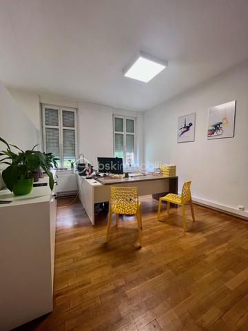 Idéalement situé en hypercentre de Sarreguemines, dans un environnement dynamique et commerçant, découvrez ce beau local professionnel d’environ 120 m², actuellement aménagé en double cabinet médical, au 1er étage d’un immeuble en copropriété avec accès PMR.

Entièrement rénové et parfaitement entretenu, ce local lumineux ne nécessite aucun travaux et offre un cadre de travail fonctionnel, confortable et immédiatement exploitable.

Il se compose de :

• Un hall d’accueil / salle d’attente
• Un bureau de secrétariat
• Deux salles de consultation spacieuses et lumineuses
• Un WC clientèle
• Une cuisine privative
• Un espace privé avec WC et douche
• Deux caves en sous-sol offrant un espace de stockage complémentaire

Emplacement stratégique : situé au-dessus d’une pharmacie et à proximité immédiate de nombreux commerces et services, ce bien bénéficie d’un environnement favorable à une activité médicale, paramédicale ou libérale.

Stationnement facilité grâce à de nombreuses places de parking public à proximité.

Les + du bien :
✔ Hyper centre-ville
✔ Accès PMR
✔ Local entièrement rénové
✔ Très lumineux
✔ Aucun travaux à prévoir
✔ Faibles charges de copropriété
✔ Environnement commerçant et dynamique

Un bien rare sur le secteur, idéal pour professions médicales, paramédicales, cabinets spécialisés ou activité tertiaire recherchant visibilité, accessibilité et confort de travail.

À découvrir sans tarder , contactez-moi !