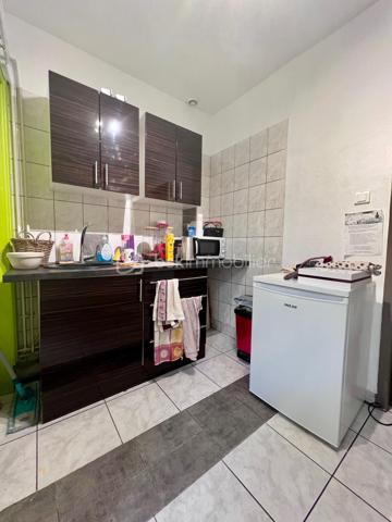 Idéalement situé en hypercentre de Sarreguemines, dans un environnement dynamique et commerçant, découvrez ce beau local professionnel d’environ 120 m², actuellement aménagé en double cabinet médical, au 1er étage d’un immeuble en copropriété avec accès PMR.

Entièrement rénové et parfaitement entretenu, ce local lumineux ne nécessite aucun travaux et offre un cadre de travail fonctionnel, confortable et immédiatement exploitable.

Il se compose de :

• Un hall d’accueil / salle d’attente
• Un bureau de secrétariat
• Deux salles de consultation spacieuses et lumineuses
• Un WC clientèle
• Une cuisine privative
• Un espace privé avec WC et douche
• Deux caves en sous-sol offrant un espace de stockage complémentaire

Emplacement stratégique : situé au-dessus d’une pharmacie et à proximité immédiate de nombreux commerces et services, ce bien bénéficie d’un environnement favorable à une activité médicale, paramédicale ou libérale.

Stationnement facilité grâce à de nombreuses places de parking public à proximité.

Les + du bien :
✔ Hyper centre-ville
✔ Accès PMR
✔ Local entièrement rénové
✔ Très lumineux
✔ Aucun travaux à prévoir
✔ Faibles charges de copropriété
✔ Environnement commerçant et dynamique

Un bien rare sur le secteur, idéal pour professions médicales, paramédicales, cabinets spécialisés ou activité tertiaire recherchant visibilité, accessibilité et confort de travail.

À découvrir sans tarder , contactez-moi !