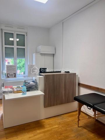 Idéalement situé en hypercentre de Sarreguemines, dans un environnement dynamique et commerçant, découvrez ce beau local professionnel d’environ 120 m², actuellement aménagé en double cabinet médical, au 1er étage d’un immeuble en copropriété avec accès PMR.

Entièrement rénové et parfaitement entretenu, ce local lumineux ne nécessite aucun travaux et offre un cadre de travail fonctionnel, confortable et immédiatement exploitable.

Il se compose de :

• Un hall d’accueil / salle d’attente
• Un bureau de secrétariat
• Deux salles de consultation spacieuses et lumineuses
• Un WC clientèle
• Une cuisine privative
• Un espace privé avec WC et douche
• Deux caves en sous-sol offrant un espace de stockage complémentaire

Emplacement stratégique : situé au-dessus d’une pharmacie et à proximité immédiate de nombreux commerces et services, ce bien bénéficie d’un environnement favorable à une activité médicale, paramédicale ou libérale.

Stationnement facilité grâce à de nombreuses places de parking public à proximité.

Les + du bien :
✔ Hyper centre-ville
✔ Accès PMR
✔ Local entièrement rénové
✔ Très lumineux
✔ Aucun travaux à prévoir
✔ Faibles charges de copropriété
✔ Environnement commerçant et dynamique

Un bien rare sur le secteur, idéal pour professions médicales, paramédicales, cabinets spécialisés ou activité tertiaire recherchant visibilité, accessibilité et confort de travail.

À découvrir sans tarder , contactez-moi !