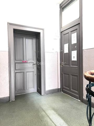 Idéalement situé en hypercentre de Sarreguemines, dans un environnement dynamique et commerçant, découvrez ce beau local professionnel d’environ 120 m², actuellement aménagé en double cabinet médical, au 1er étage d’un immeuble en copropriété avec accès PMR.

Entièrement rénové et parfaitement entretenu, ce local lumineux ne nécessite aucun travaux et offre un cadre de travail fonctionnel, confortable et immédiatement exploitable.

Il se compose de :

• Un hall d’accueil / salle d’attente
• Un bureau de secrétariat
• Deux salles de consultation spacieuses et lumineuses
• Un WC clientèle
• Une cuisine privative
• Un espace privé avec WC et douche
• Deux caves en sous-sol offrant un espace de stockage complémentaire

Emplacement stratégique : situé au-dessus d’une pharmacie et à proximité immédiate de nombreux commerces et services, ce bien bénéficie d’un environnement favorable à une activité médicale, paramédicale ou libérale.

Stationnement facilité grâce à de nombreuses places de parking public à proximité.

Les + du bien :
✔ Hyper centre-ville
✔ Accès PMR
✔ Local entièrement rénové
✔ Très lumineux
✔ Aucun travaux à prévoir
✔ Faibles charges de copropriété
✔ Environnement commerçant et dynamique

Un bien rare sur le secteur, idéal pour professions médicales, paramédicales, cabinets spécialisés ou activité tertiaire recherchant visibilité, accessibilité et confort de travail.

À découvrir sans tarder , contactez-moi !
