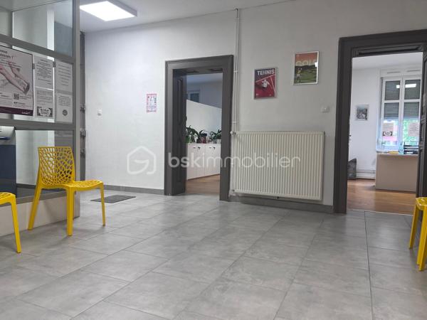 Idéalement situé en hypercentre de Sarreguemines, dans un environnement dynamique et commerçant, découvrez ce beau local professionnel d’environ 120 m², actuellement aménagé en double cabinet médical, au 1er étage d’un immeuble en copropriété avec accès PMR.

Entièrement rénové et parfaitement entretenu, ce local lumineux ne nécessite aucun travaux et offre un cadre de travail fonctionnel, confortable et immédiatement exploitable.

Il se compose de :

• Un hall d’accueil / salle d’attente
• Un bureau de secrétariat
• Deux salles de consultation spacieuses et lumineuses
• Un WC clientèle
• Une cuisine privative
• Un espace privé avec WC et douche
• Deux caves en sous-sol offrant un espace de stockage complémentaire

Emplacement stratégique : situé au-dessus d’une pharmacie et à proximité immédiate de nombreux commerces et services, ce bien bénéficie d’un environnement favorable à une activité médicale, paramédicale ou libérale.

Stationnement facilité grâce à de nombreuses places de parking public à proximité.

Les + du bien :
✔ Hyper centre-ville
✔ Accès PMR
✔ Local entièrement rénové
✔ Très lumineux
✔ Aucun travaux à prévoir
✔ Faibles charges de copropriété
✔ Environnement commerçant et dynamique

Un bien rare sur le secteur, idéal pour professions médicales, paramédicales, cabinets spécialisés ou activité tertiaire recherchant visibilité, accessibilité et confort de travail.

À découvrir sans tarder , contactez-moi !