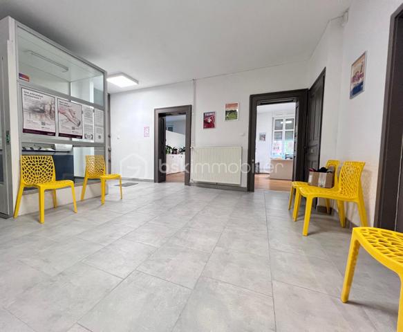 Idéalement situé en hypercentre de Sarreguemines, dans un environnement dynamique et commerçant, découvrez ce beau local professionnel d’environ 120 m², actuellement aménagé en double cabinet médical, au 1er étage d’un immeuble en copropriété avec accès PMR.

Entièrement rénové et parfaitement entretenu, ce local lumineux ne nécessite aucun travaux et offre un cadre de travail fonctionnel, confortable et immédiatement exploitable.

Il se compose de :

• Un hall d’accueil / salle d’attente
• Un bureau de secrétariat
• Deux salles de consultation spacieuses et lumineuses
• Un WC clientèle
• Une cuisine privative
• Un espace privé avec WC et douche
• Deux caves en sous-sol offrant un espace de stockage complémentaire

Emplacement stratégique : situé au-dessus d’une pharmacie et à proximité immédiate de nombreux commerces et services, ce bien bénéficie d’un environnement favorable à une activité médicale, paramédicale ou libérale.

Stationnement facilité grâce à de nombreuses places de parking public à proximité.

Les + du bien :
✔ Hyper centre-ville
✔ Accès PMR
✔ Local entièrement rénové
✔ Très lumineux
✔ Aucun travaux à prévoir
✔ Faibles charges de copropriété
✔ Environnement commerçant et dynamique

Un bien rare sur le secteur, idéal pour professions médicales, paramédicales, cabinets spécialisés ou activité tertiaire recherchant visibilité, accessibilité et confort de travail.

À découvrir sans tarder , contactez-moi !