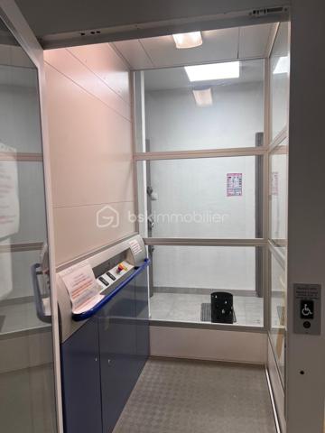 Idéalement situé en hypercentre de Sarreguemines, dans un environnement dynamique et commerçant, découvrez ce beau local professionnel d’environ 120 m², actuellement aménagé en double cabinet médical, au 1er étage d’un immeuble en copropriété avec accès PMR.

Entièrement rénové et parfaitement entretenu, ce local lumineux ne nécessite aucun travaux et offre un cadre de travail fonctionnel, confortable et immédiatement exploitable.

Il se compose de :

• Un hall d’accueil / salle d’attente
• Un bureau de secrétariat
• Deux salles de consultation spacieuses et lumineuses
• Un WC clientèle
• Une cuisine privative
• Un espace privé avec WC et douche
• Deux caves en sous-sol offrant un espace de stockage complémentaire

Emplacement stratégique : situé au-dessus d’une pharmacie et à proximité immédiate de nombreux commerces et services, ce bien bénéficie d’un environnement favorable à une activité médicale, paramédicale ou libérale.

Stationnement facilité grâce à de nombreuses places de parking public à proximité.

Les + du bien :
✔ Hyper centre-ville
✔ Accès PMR
✔ Local entièrement rénové
✔ Très lumineux
✔ Aucun travaux à prévoir
✔ Faibles charges de copropriété
✔ Environnement commerçant et dynamique

Un bien rare sur le secteur, idéal pour professions médicales, paramédicales, cabinets spécialisés ou activité tertiaire recherchant visibilité, accessibilité et confort de travail.

À découvrir sans tarder , contactez-moi !
