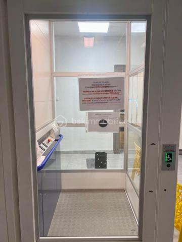 Idéalement situé en hypercentre de Sarreguemines, dans un environnement dynamique et commerçant, découvrez ce beau local professionnel d’environ 120 m², actuellement aménagé en double cabinet médical, au 1er étage d’un immeuble en copropriété avec accès PMR.

Entièrement rénové et parfaitement entretenu, ce local lumineux ne nécessite aucun travaux et offre un cadre de travail fonctionnel, confortable et immédiatement exploitable.

Il se compose de :

• Un hall d’accueil / salle d’attente
• Un bureau de secrétariat
• Deux salles de consultation spacieuses et lumineuses
• Un WC clientèle
• Une cuisine privative
• Un espace privé avec WC et douche
• Deux caves en sous-sol offrant un espace de stockage complémentaire

Emplacement stratégique : situé au-dessus d’une pharmacie et à proximité immédiate de nombreux commerces et services, ce bien bénéficie d’un environnement favorable à une activité médicale, paramédicale ou libérale.

Stationnement facilité grâce à de nombreuses places de parking public à proximité.

Les + du bien :
✔ Hyper centre-ville
✔ Accès PMR
✔ Local entièrement rénové
✔ Très lumineux
✔ Aucun travaux à prévoir
✔ Faibles charges de copropriété
✔ Environnement commerçant et dynamique

Un bien rare sur le secteur, idéal pour professions médicales, paramédicales, cabinets spécialisés ou activité tertiaire recherchant visibilité, accessibilité et confort de travail.

À découvrir sans tarder , contactez-moi !
