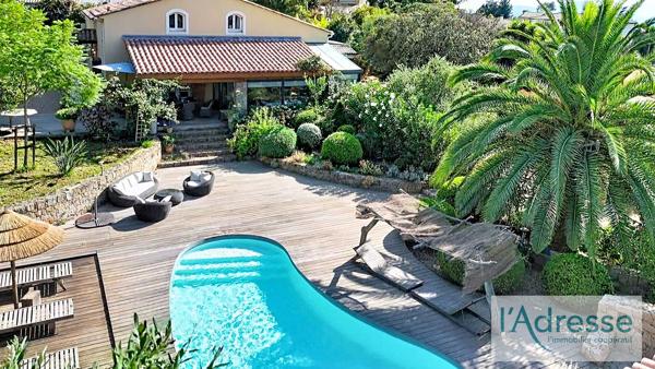Propriété de caractère - 234 m² + 105 m² de volumes complémentaires dont un T2 indépendant - Piscine - Terrain 2600 m²