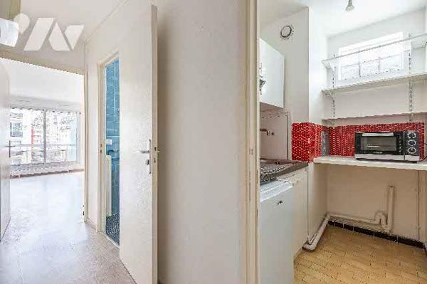 Studio situé au 4ème étage comprenant pièce à vivre, cuisine, SDB avec WC et balcon, vendu avec cave