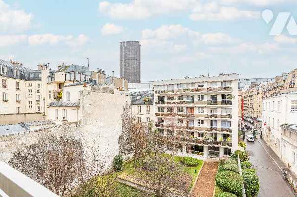 Studio situé au 4ème étage comprenant pièce à vivre, cuisine, SDB avec WC et balcon, vendu avec cave