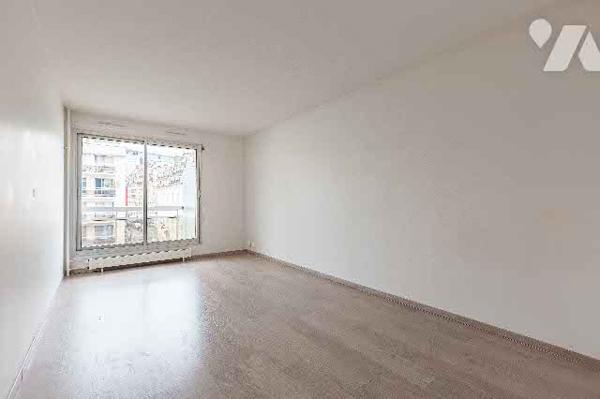 Studio situé au 4ème étage comprenant pièce à vivre, cuisine, SDB avec WC et balcon, vendu avec cave