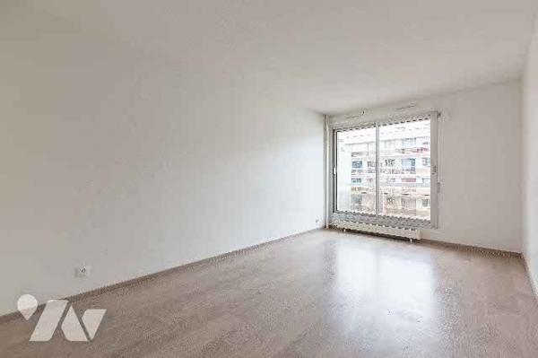 Studio situé au 4ème étage comprenant pièce à vivre, cuisine, SDB avec WC et balcon, vendu avec cave