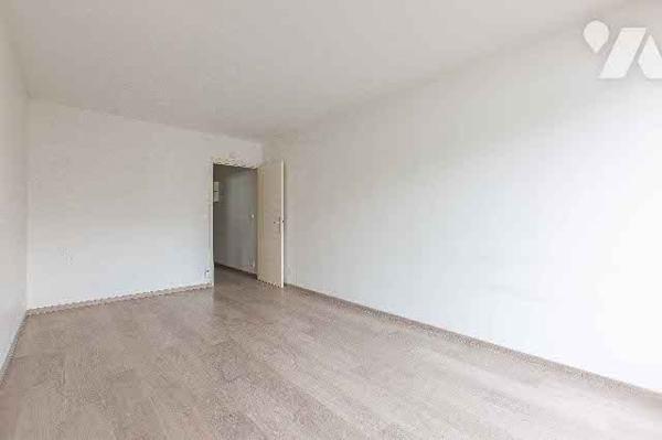 Studio situé au 4ème étage comprenant pièce à vivre, cuisine, SDB avec WC et balcon, vendu avec cave