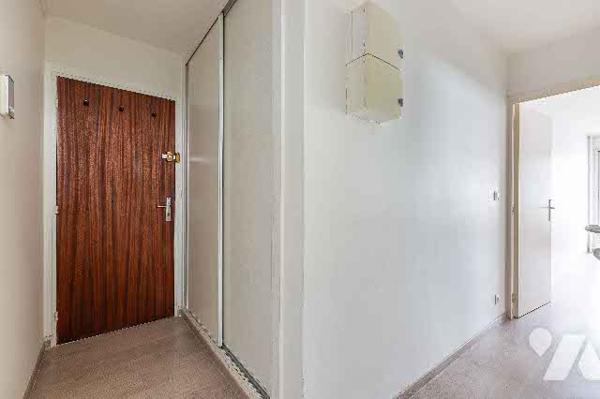 Studio situé au 4ème étage comprenant pièce à vivre, cuisine, SDB avec WC et balcon, vendu avec cave