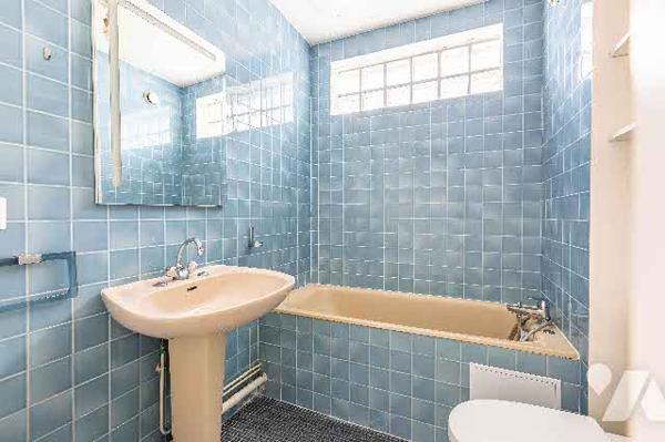 Studio situé au 4ème étage comprenant pièce à vivre, cuisine, SDB avec WC et balcon, vendu avec cave