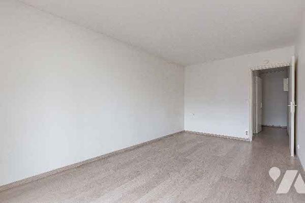 Studio situé au 4ème étage comprenant pièce à vivre, cuisine, SDB avec WC et balcon, vendu avec cave