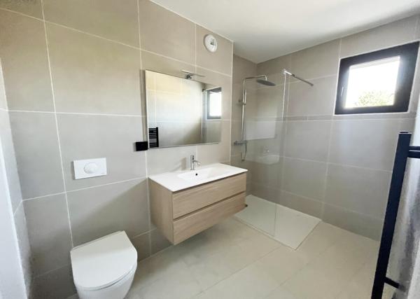 Vaison-la-Romaine (84110) Appartement 2 pièces entièrement rénové avec terrasse de 28 m2