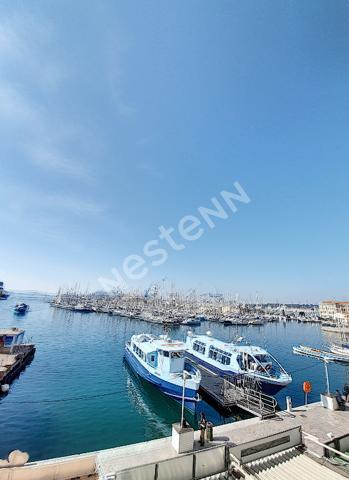 SUR LE PORT DE TOULON Appartement T2 avec belle vue mer