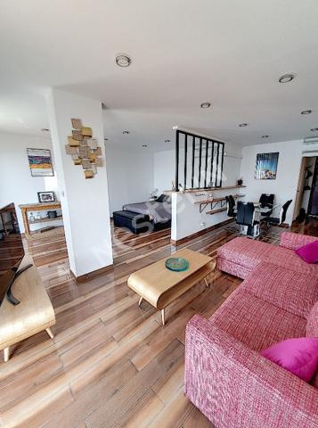 SUR LE PORT DE TOULON Appartement T2 avec belle vue mer