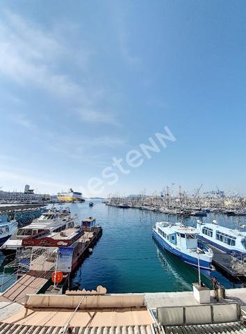 SUR LE PORT DE TOULON Appartement T2 avec belle vue mer