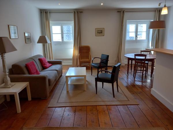 GRAND T2 MEUBLÉ - CHARTRONS - 1295 € CC Bordeaux (33000)