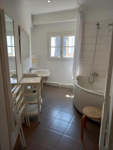 GRAND T2 MEUBLÉ - CHARTRONS - 1295 € CC Bordeaux (33000)