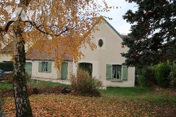 Pavillon récent en très bon état comprenant un grand salon, 3 chambres avec possibilité 4eme, jardin