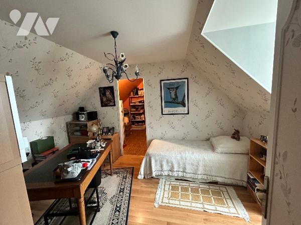 Pavillon récent en très bon état comprenant un grand salon, 3 chambres avec possibilité 4eme, jardin